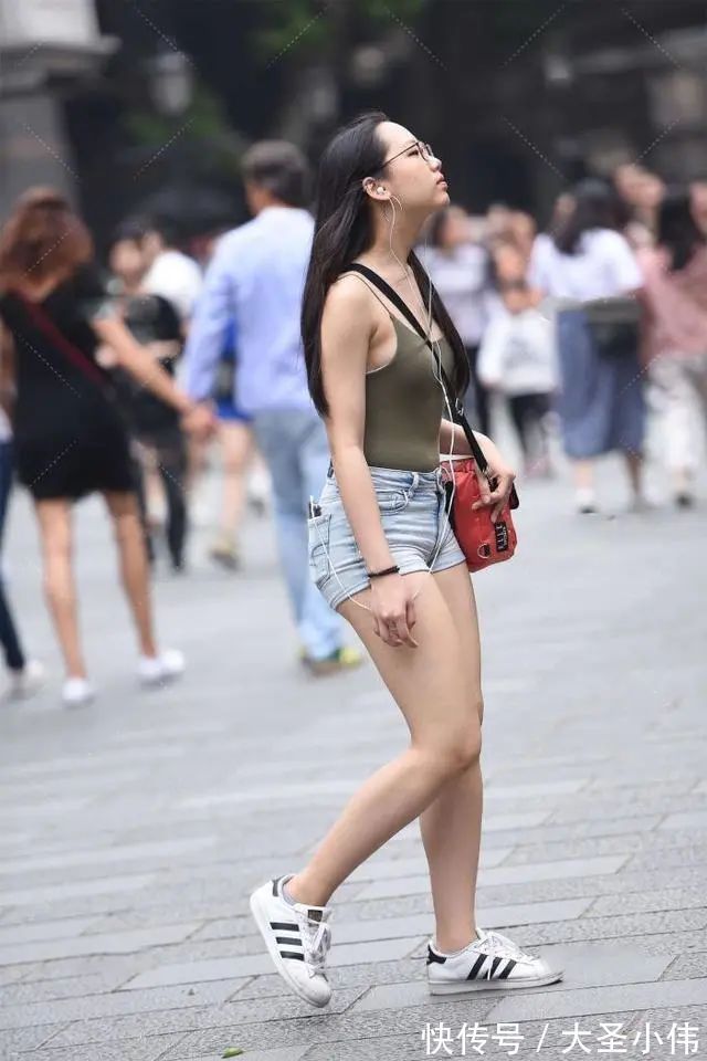 街拍|美女街拍:细肩带设计绿色背心,搭配浅蓝色牛仔裤,多色彩组合展现个人魅力