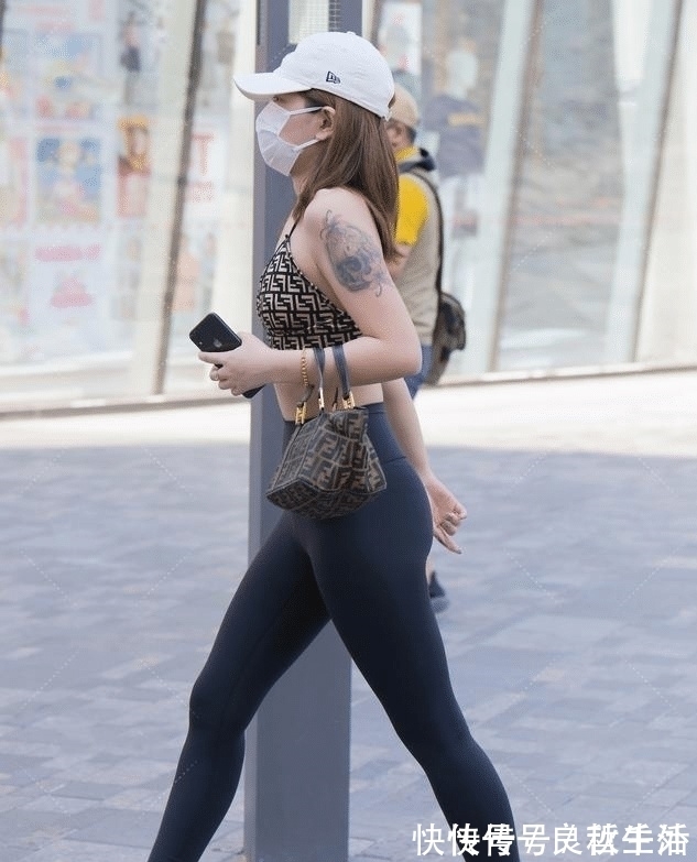 性感 穿黑瑜伽裤搭配美背上衣,性感前卫,低调时尚