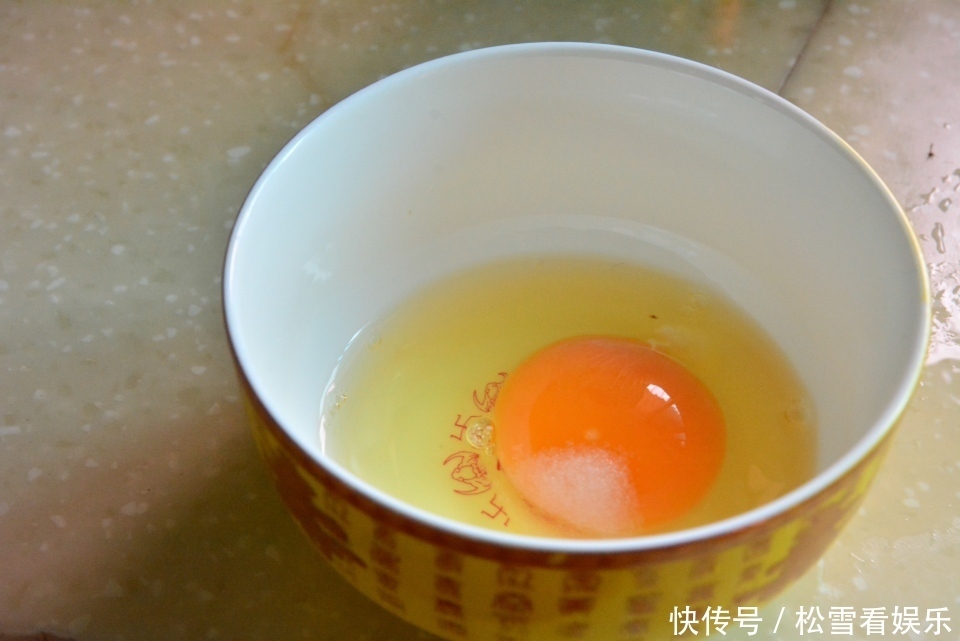 分钟|鸡汤代替盐,勺子撇浮沫,隔水6分钟后蒸出来鸡蛋最是完美