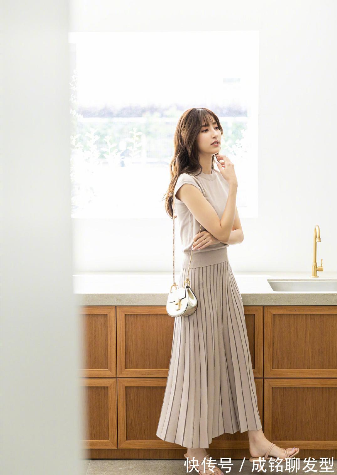 夏日|女人不管多大年纪,穿“半身裙”多配这几类上衣,温柔端庄有气质