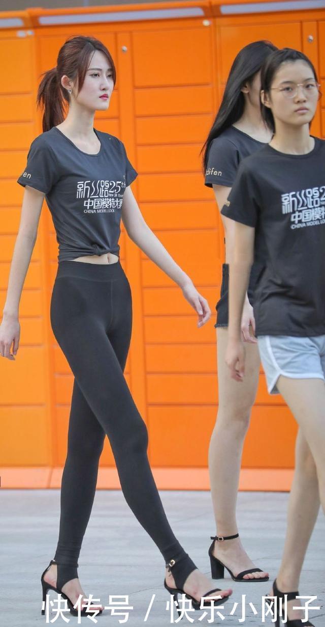 淡色的休闲衫搭配运动瑜伽裤，非常迷人