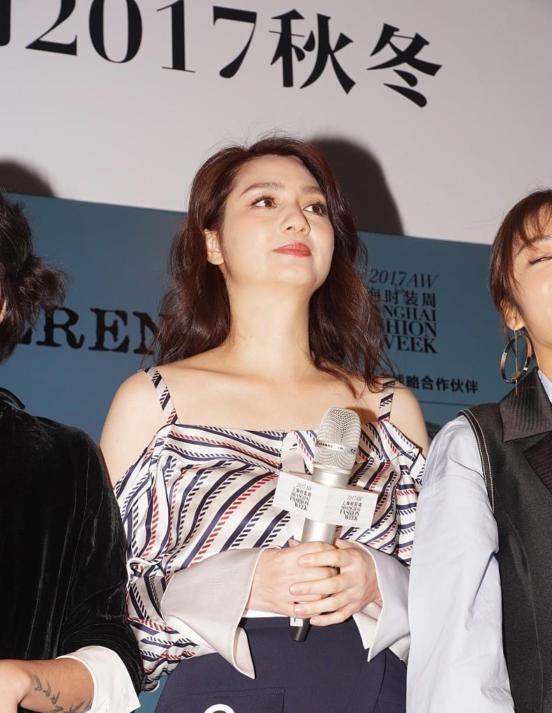 穿搭|求洪欣别再剪刘海了,虽然看着稚嫩,但是显得脸盘有点大,不太美