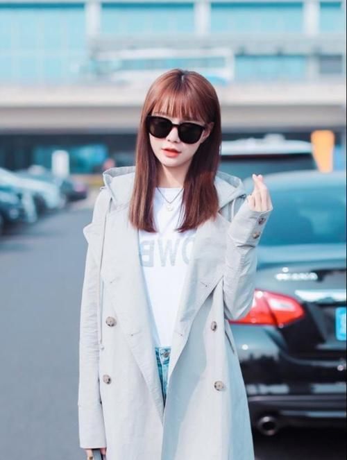 t恤|连帽风衣内搭白T恤,齐刘海发型时尚又洋气,真是太美了!