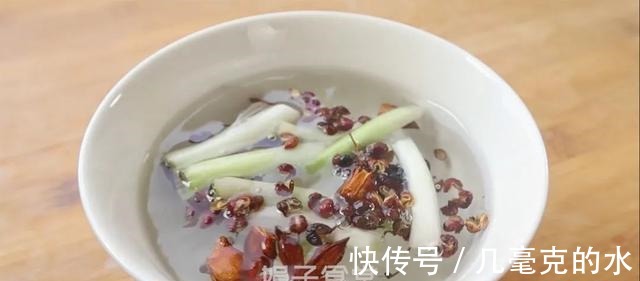 包子这样做，柔软鲜嫩，不用揉面、不用擀皮，做法简单又营养！