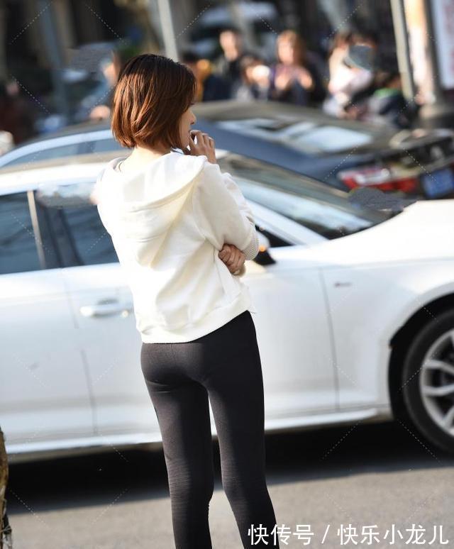 极简风 白色针织连帽外套搭配黑色打底裤,极简风穿搭便是如此