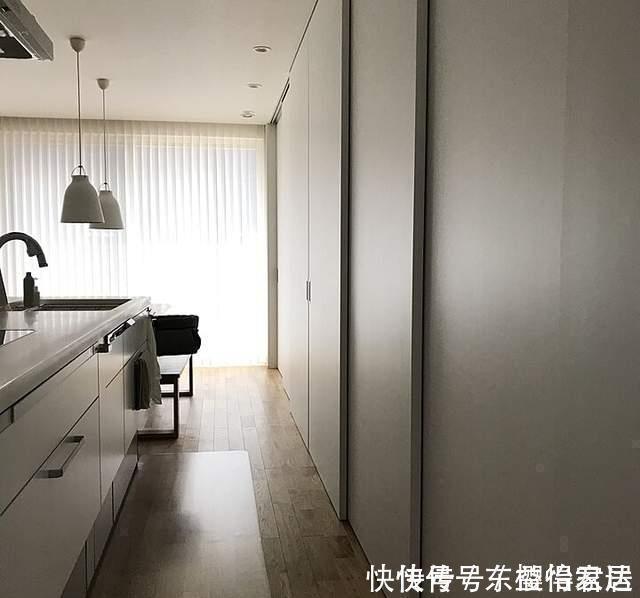 收纳|这对夫妻真有远见,厨房不装吊柜,储物空间翻倍,美观实用还不乱