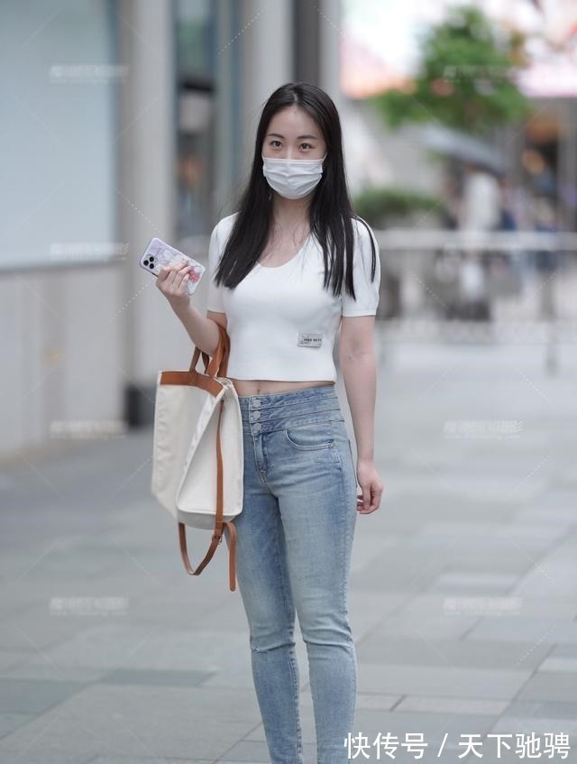 修身牛仔裤 针织短袖露脐衫,配修身牛仔裤,清凉舒适又简单美丽大方