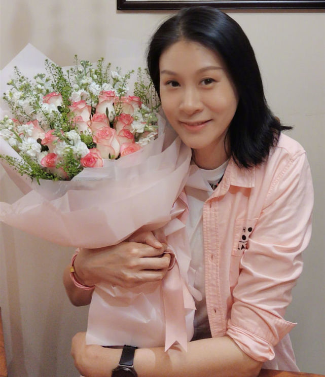 美女|女排美女赵蕊蕊露面,肤白貌美状态喜人,庆祝生日,40岁仍单身