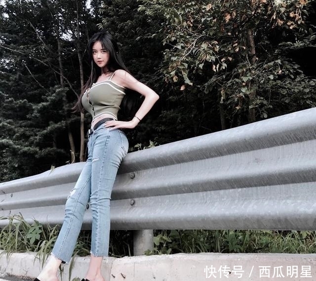 装扮|街拍:精致小心机装扮的妹子,丰腴有致,走到哪都是你的舞台!