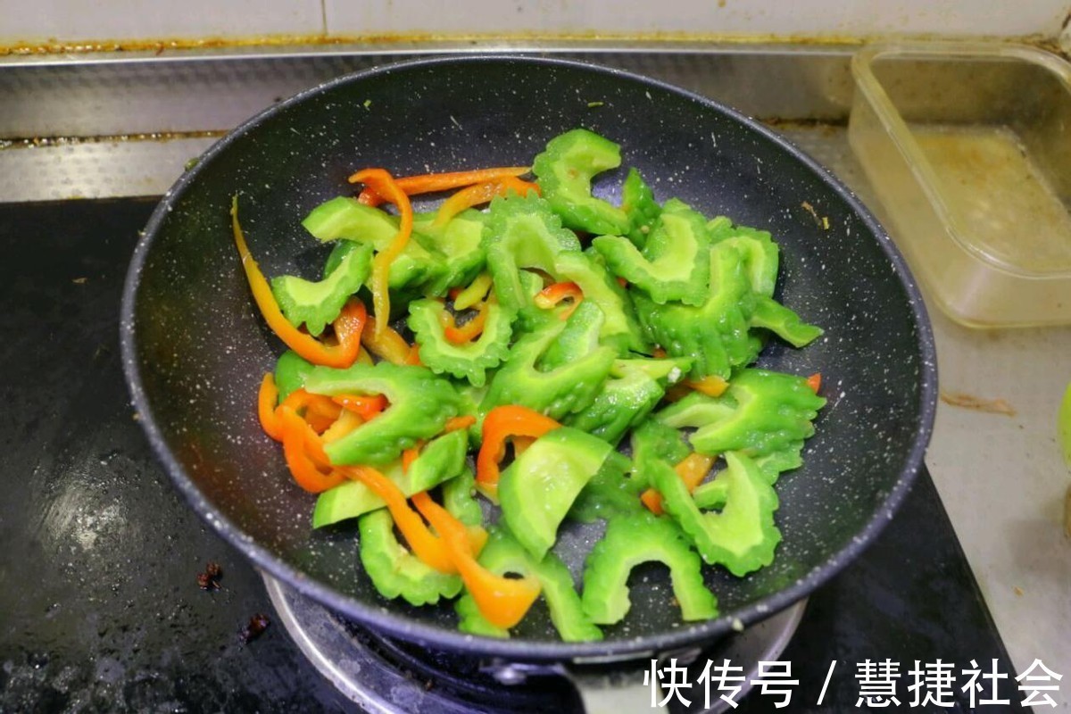 君子菜|苦瓜和鸡蛋红椒一起炒,处理好一点也不苦,小孩也爱吃