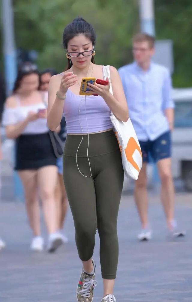 装扮 没有什么比打底裤的装扮能充满时尚感,更加贴合身形