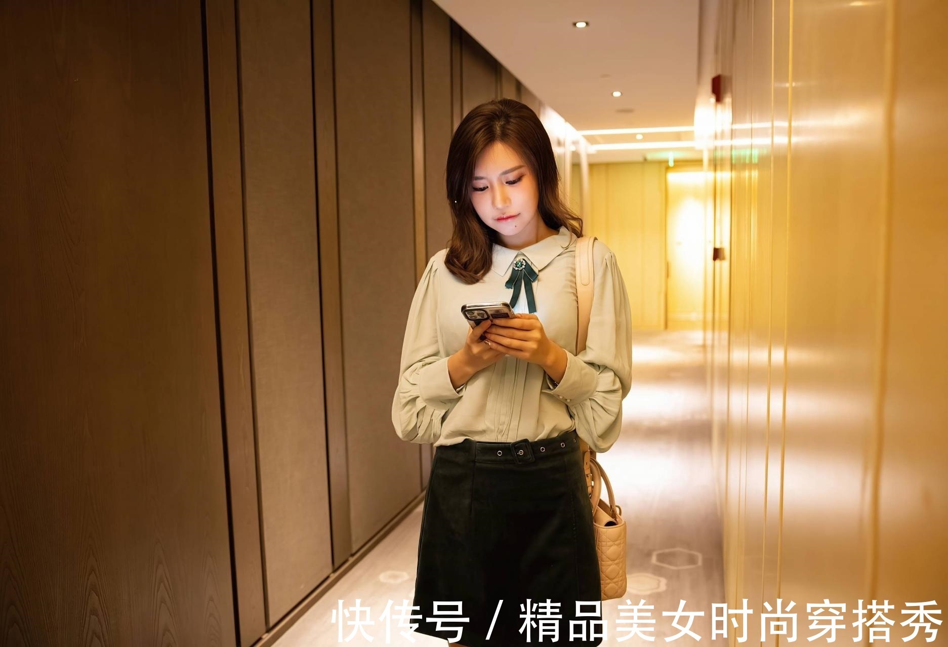 短裙 浅绿色的衬衫知性温柔,下搭一条绿色的短裙,给人舒适的视觉感受