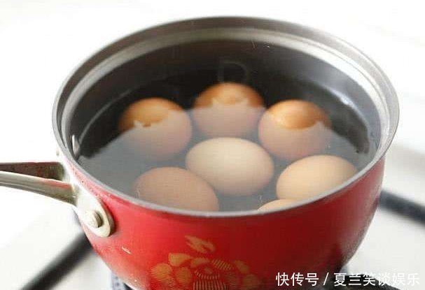 蛋壳|煮鸡蛋不能只放水，加点“它”，鸡蛋鲜嫩好吃，更好剥壳