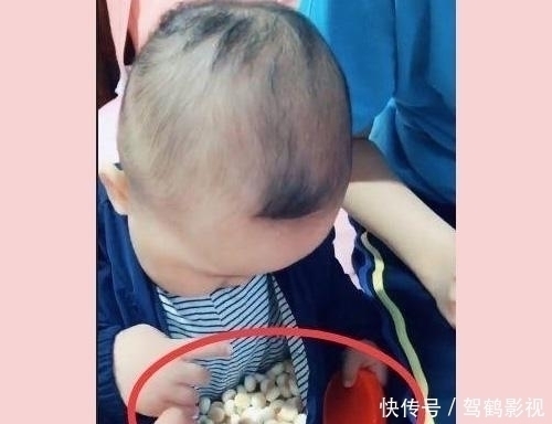 二胎家庭|弟弟缠着看书的姐姐,姐姐想了个妙法,弟弟一秒安静,引网友大赞