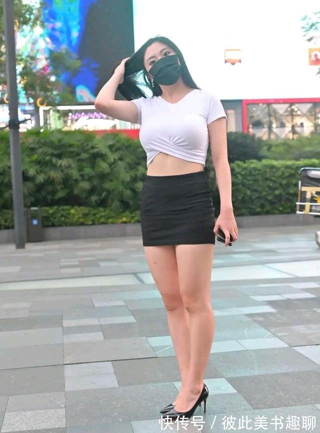 女人味|白色短款紧身短袖,搭配黑色包臀裙,经典的黑白配微胖身材也能穿