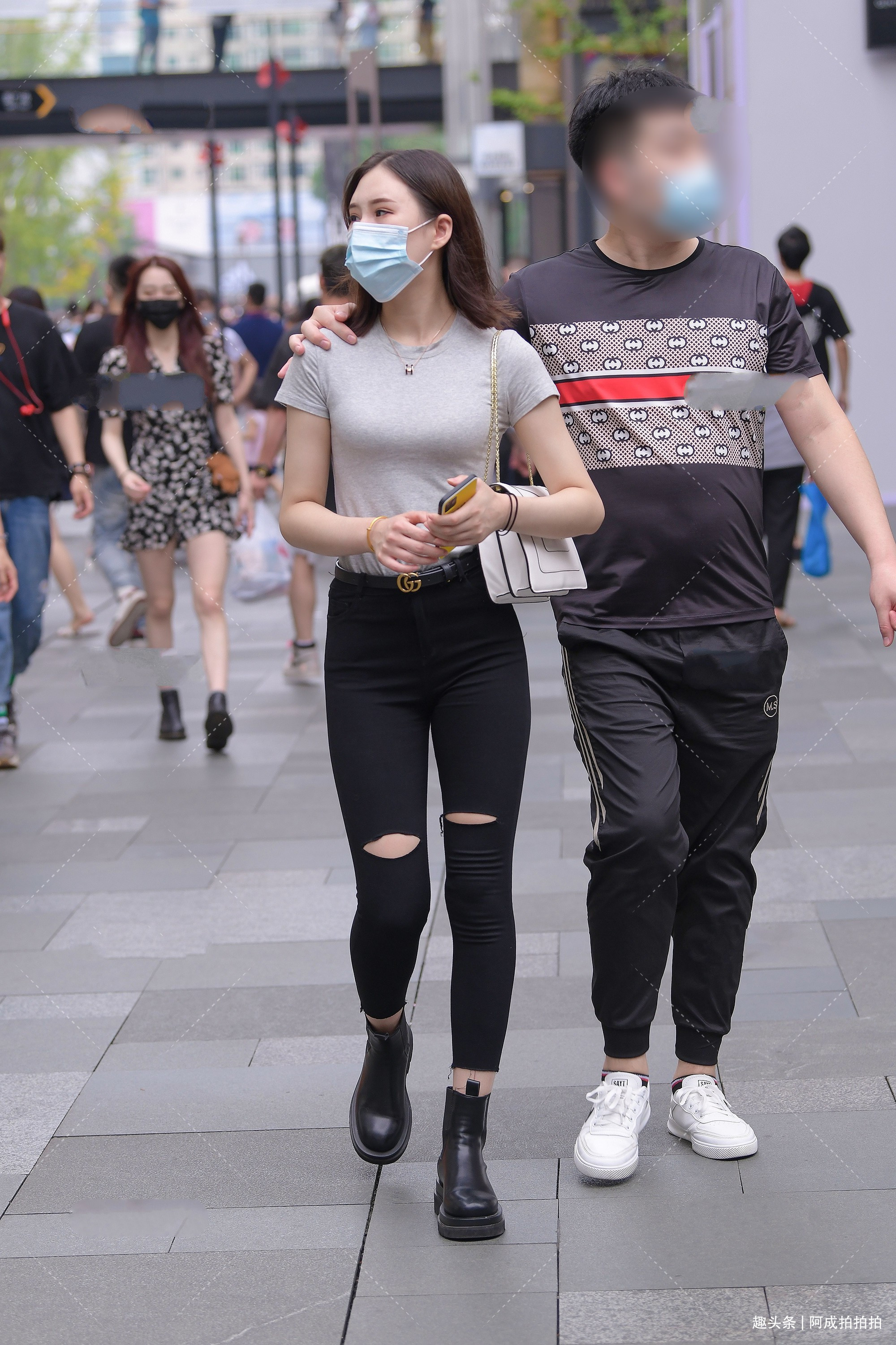 铅笔裤配上马丁靴,简单又不失时尚感