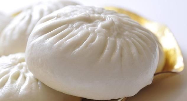 蒸包子时,用冷水还是热水和面很多人都弄错了,导致难看又难吃