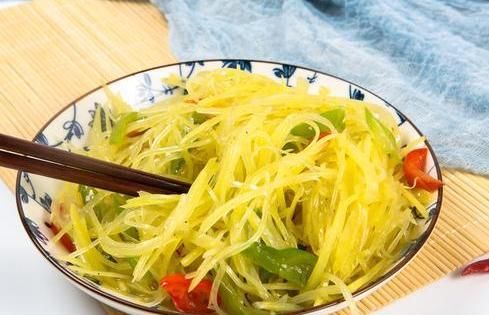 炒土豆丝，有人泡水有人焯水？其实都不对，难怪做出来不好吃