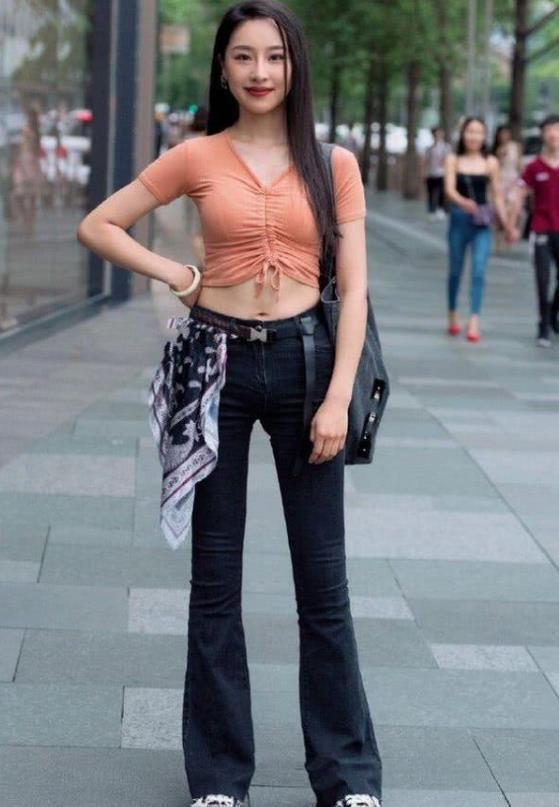 街拍气质靓丽的美女,身穿牛仔裤搭配时髦上衣,舒适大方又不失美感