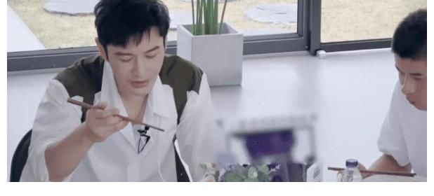 嫌弃|黄晓明“作”上热搜，学杨幂只吃一根面条遭嫌弃，网友却表示理解