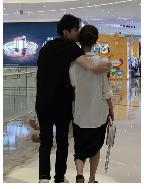 《心動4》快樂星球CP被偶遇，馬董摟著小孔，還“咬耳朵”講話