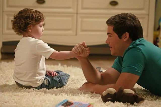 孩子|爸爸“挡雨”方式走红,看到照片后,网友:果真是最不靠谱的父亲