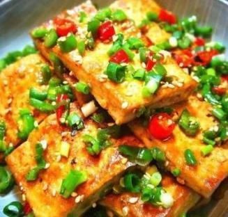 煎豆腐,最忌直接下锅煎!大厨教你3招,豆腐外酥里嫩,完整不破