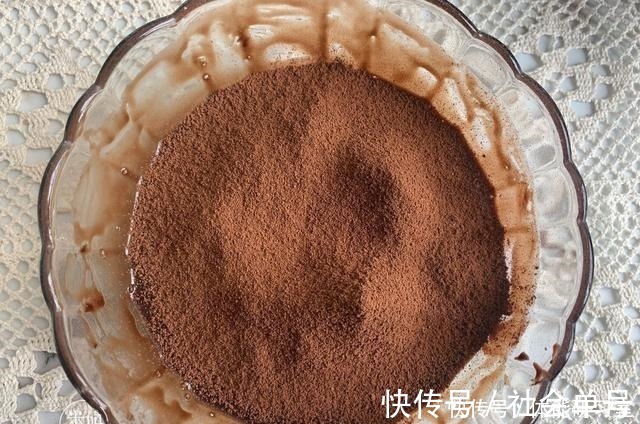 最近很火的网红爆浆蛋糕,看着很好看,做也简单,新手也能零失败