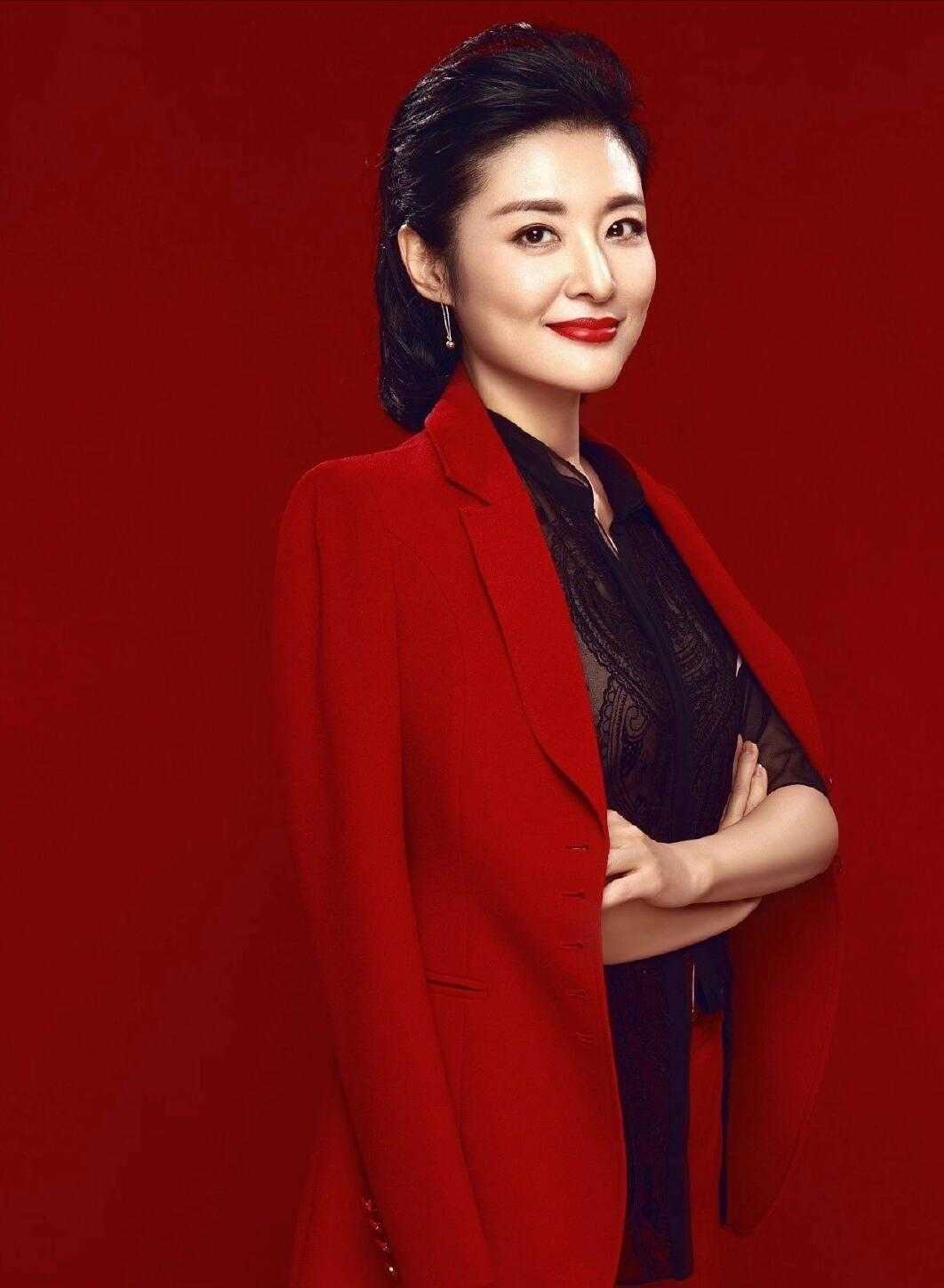 周涛真会穿!一件大衣搭配牛仔裤显得休闲又减龄,意外穿出时髦感