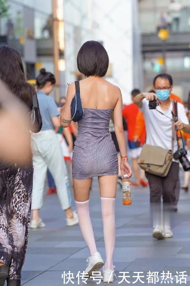 姑娘裙子如此合身,该不会是“私人定制”的吧