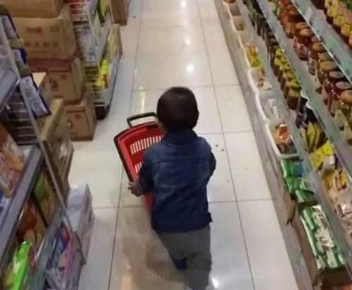 工作人员|4岁儿子把零食放口袋忘付钱,超市让10倍赔偿,妈妈的话让人称赞