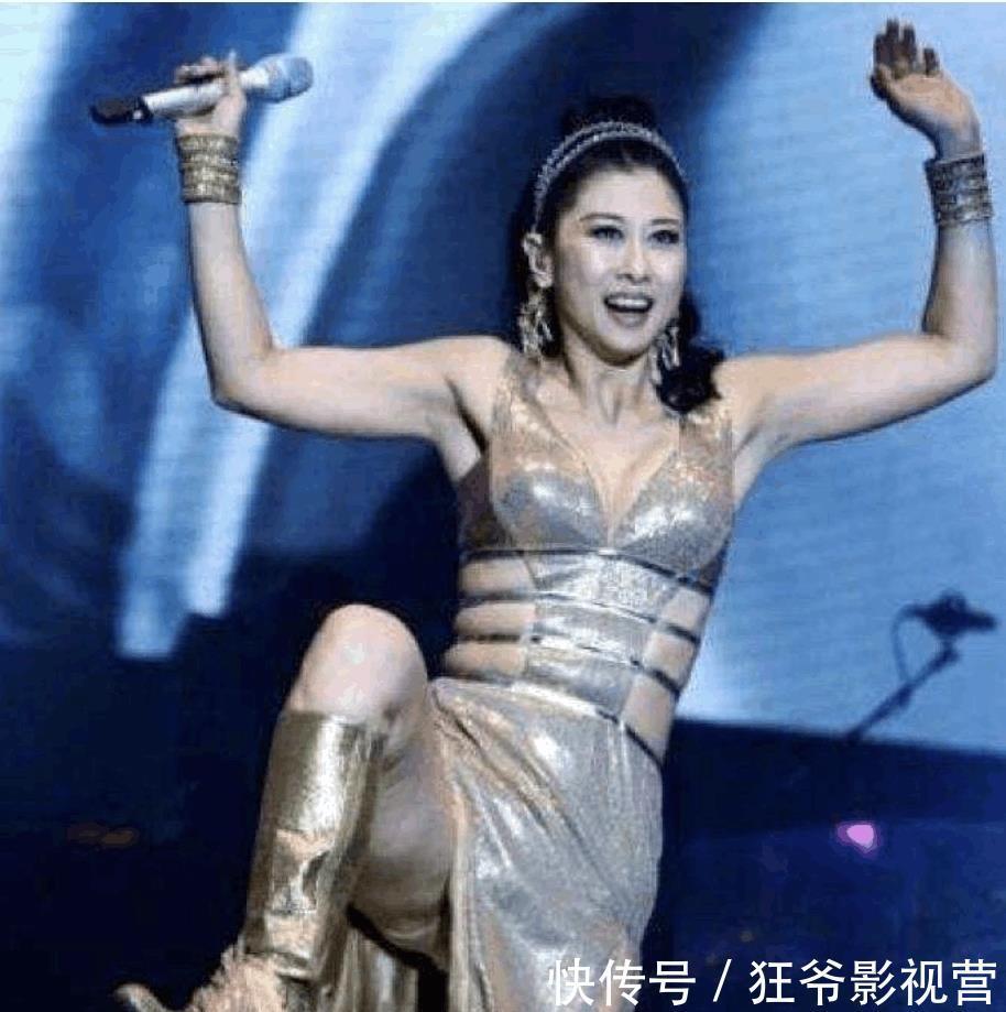 玻尿酸|一代天后坚持演出,一脸玻尿酸出镜,网友:身材走形就别穿这种衣服