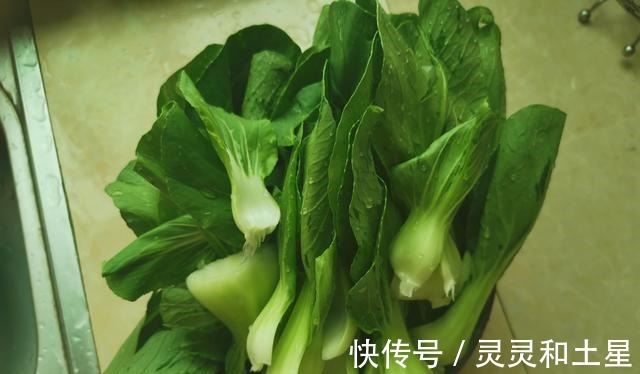 夏日|夏日吃饭没胃口,油淋小青菜这样做,瞬间吃光光!