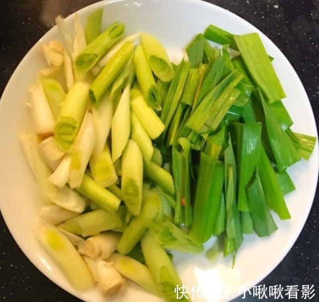 美食|川味家常蒜苗回锅肉,肥而不腻,香十足,网友:这才是美食