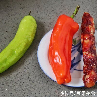 #味达美名厨福气汁，新春添口福#双椒炒腊肠