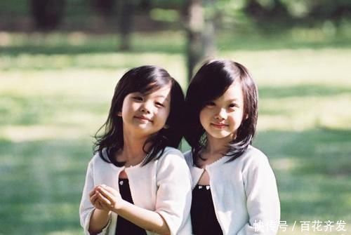 养育|双胞胎姐妹：一个奶奶带，一个姥姥养，多年后差距明显，宝妈悔恨