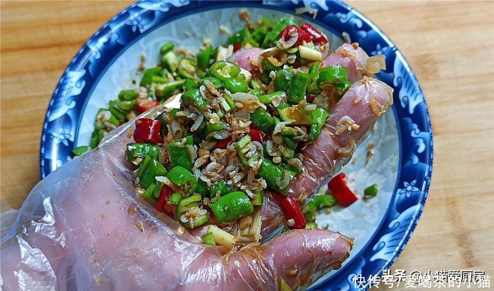 小猫|用辣椒和虾皮一起制作成凉拌菜，做法简单，成菜香辣好吃下饭过瘾
