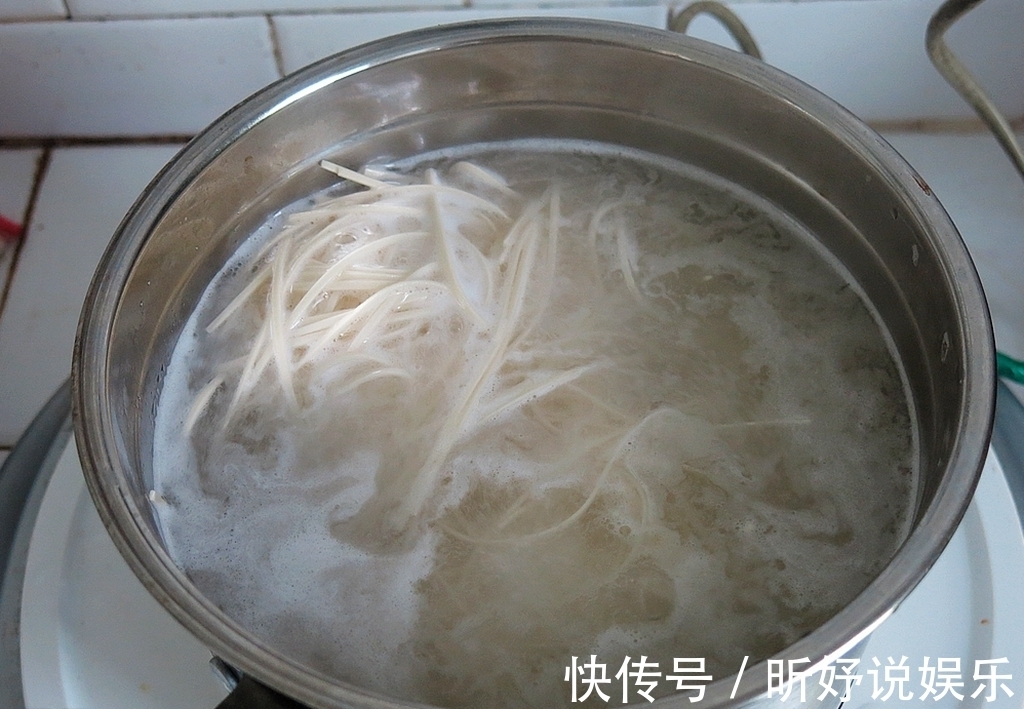 煮面条时，万万不能直接下锅，做好这2步，面条不黏腻还劲道