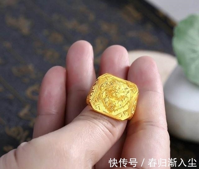 俗气 三四十岁的女人少佩戴俗气金饰,有几款黄金首饰尽量别选