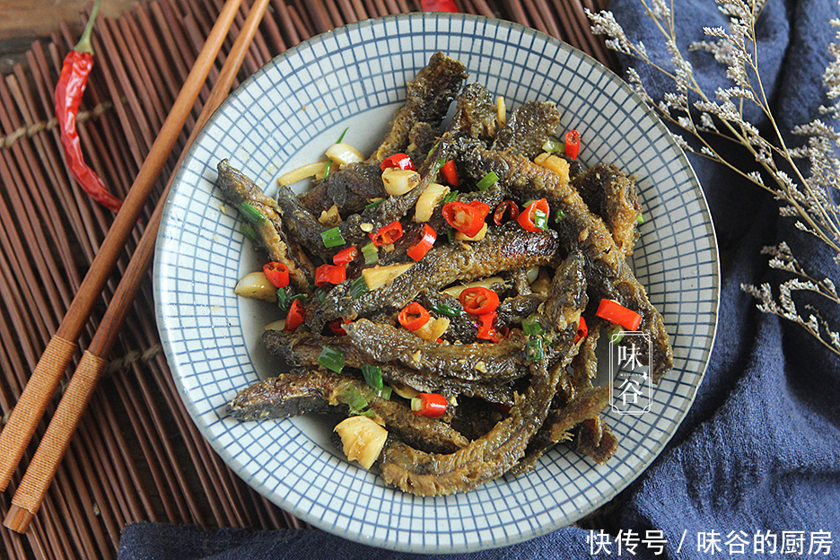 下饭|冬天,多给家人吃此这鱼,肉质细腻刺又少,简单焖一焖鲜香下饭