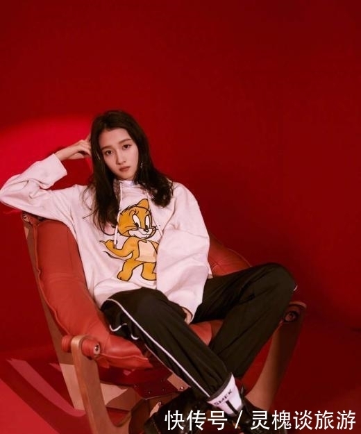 今年牛仔裤不火了,最近正受宠的“运动裤”,搭配卫衣穿巨潮!