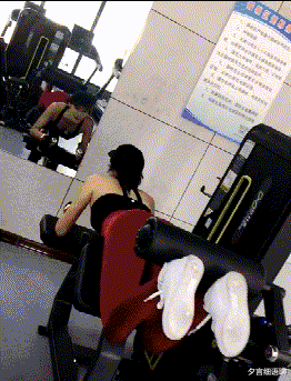 架势|“对门刚搬来的小姐姐开着门做饭,好奇瞅了一眼,这架势是刚睡醒?”,哈哈哈哈!