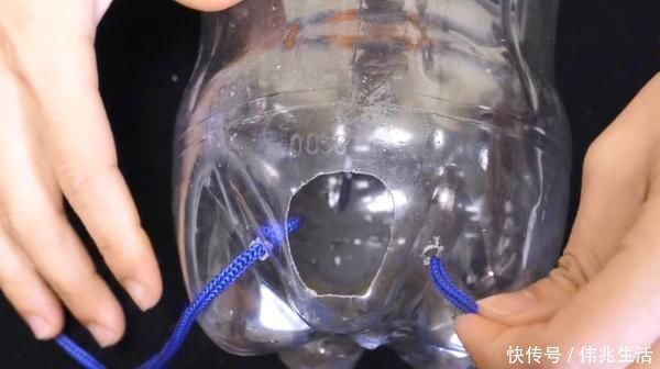 大号塑料瓶不要扔,在瓶底穿2根绳子太厉害了,家家户户都需要