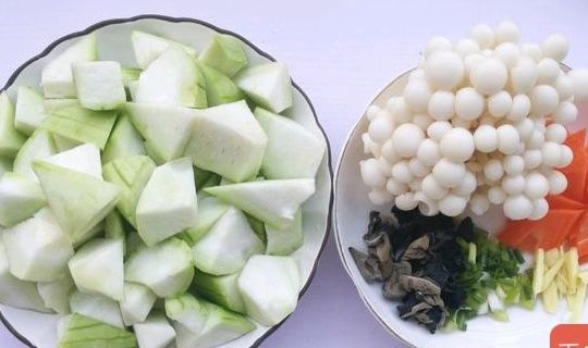 绿豆|小暑过后该吃它了!维C含量是绿豆的3倍,10秒做出一盘减脂菜