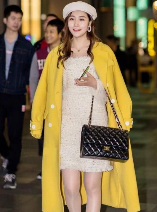 街拍：身材高挑的美女，身穿一字肩配黑色短裙，时尚女性魅力