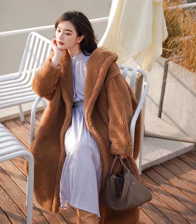 搭配|还在穿羽绒服?试试时髦的“泰迪”大衣,好看还具有年代感