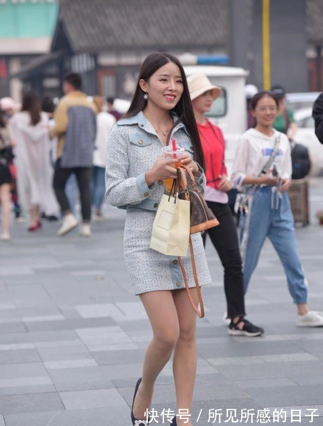 勤风 短裙真的很实用,舒适轻盈还显腿长,用心搭配美感自然来!