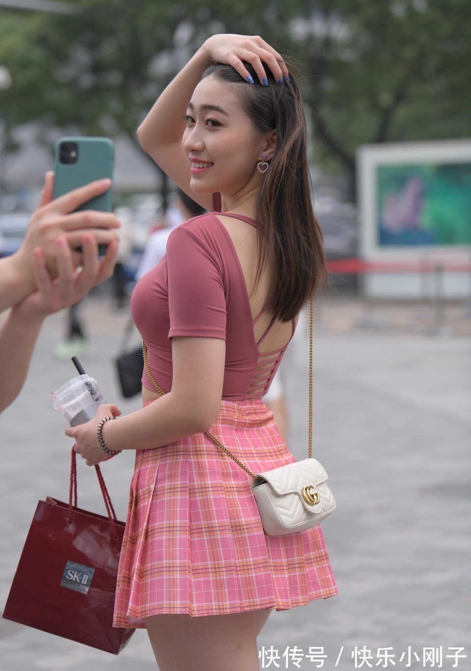 荷叶裙 小姐姐身穿粉色的短袖,搭配一条格子荷叶裙,看上去很时尚可爱