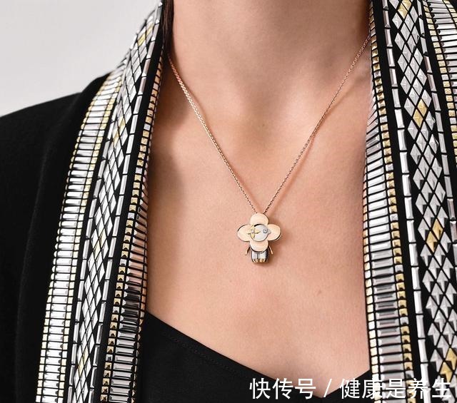 vivi&路易斯威登,吉祥物变吊坠胸针!