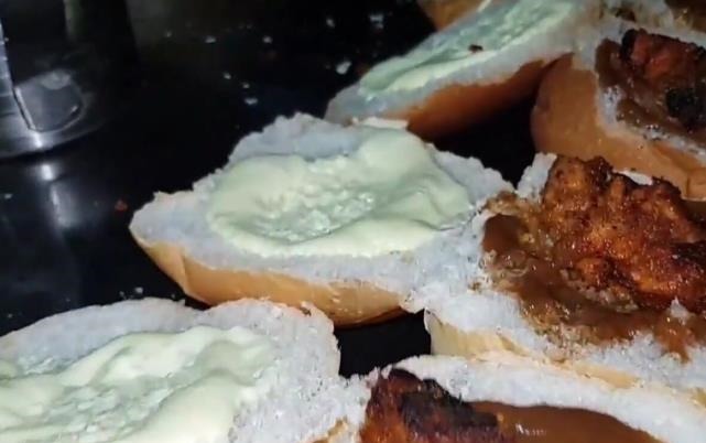 实拍印度街头鸡肉汉堡,鸡肉现场烤出来的,比快餐店里的强太多